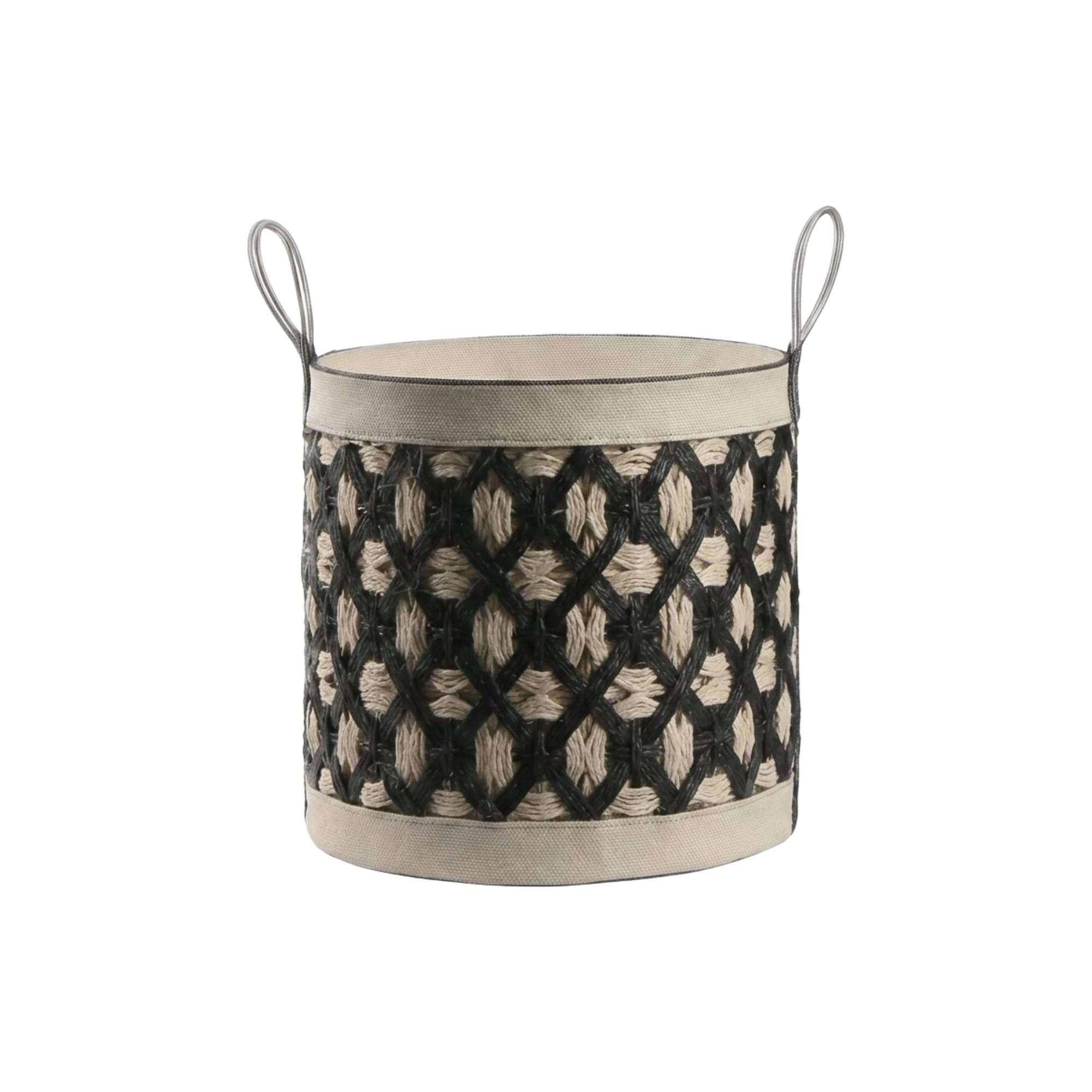 Canasta decorativa tejida en fibra natural beige y negra, con patrón geométrico y asas, para almacenamiento elegante en el hogar.
