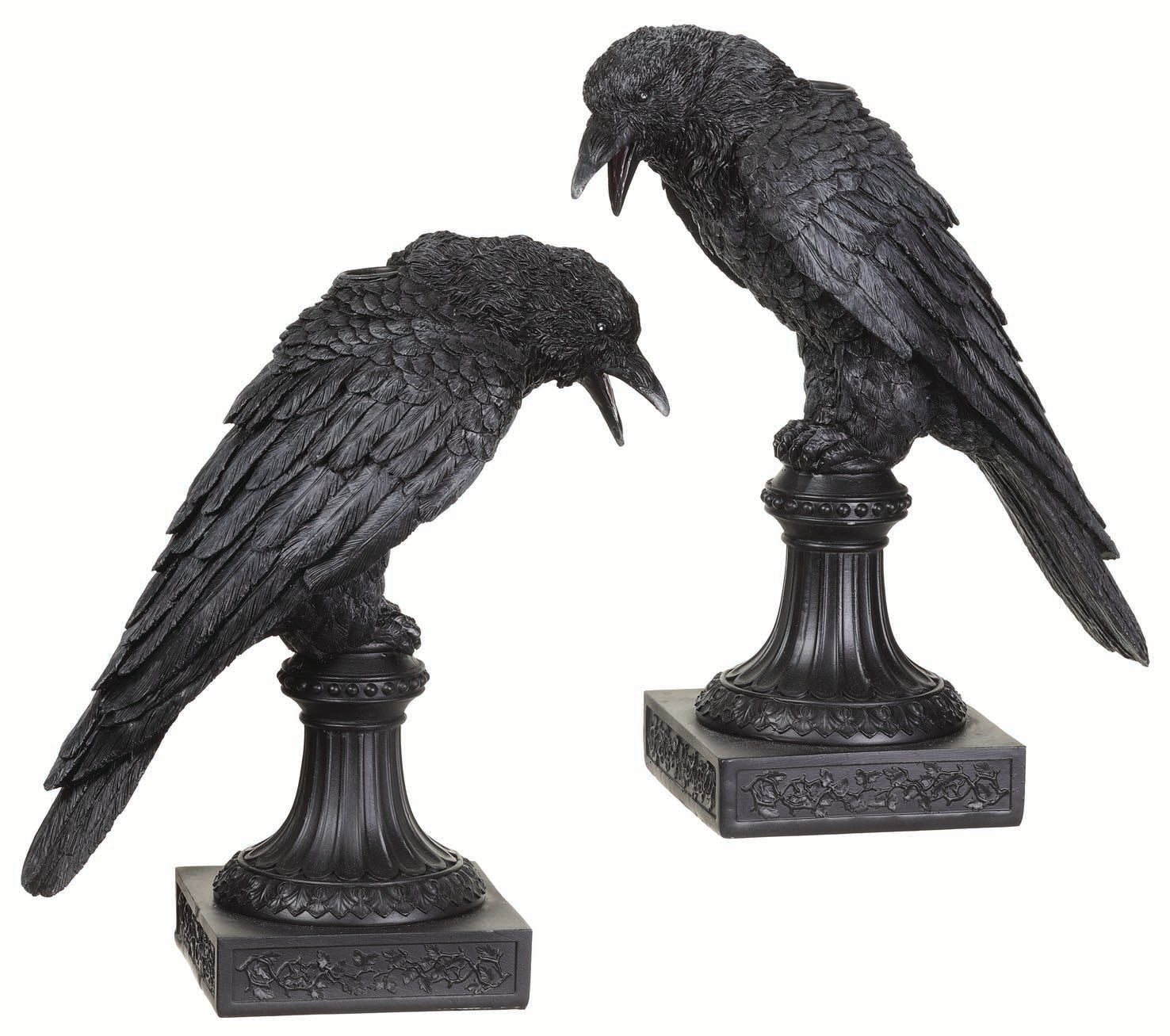Set de dos candelabros góticos con figuras de cuervos negros sobre pedestales ornamentados para velas