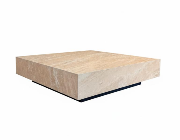Mesa de centro de travertino natural, forma cuadrada, vista lateral diagonal, estilo minimalista.