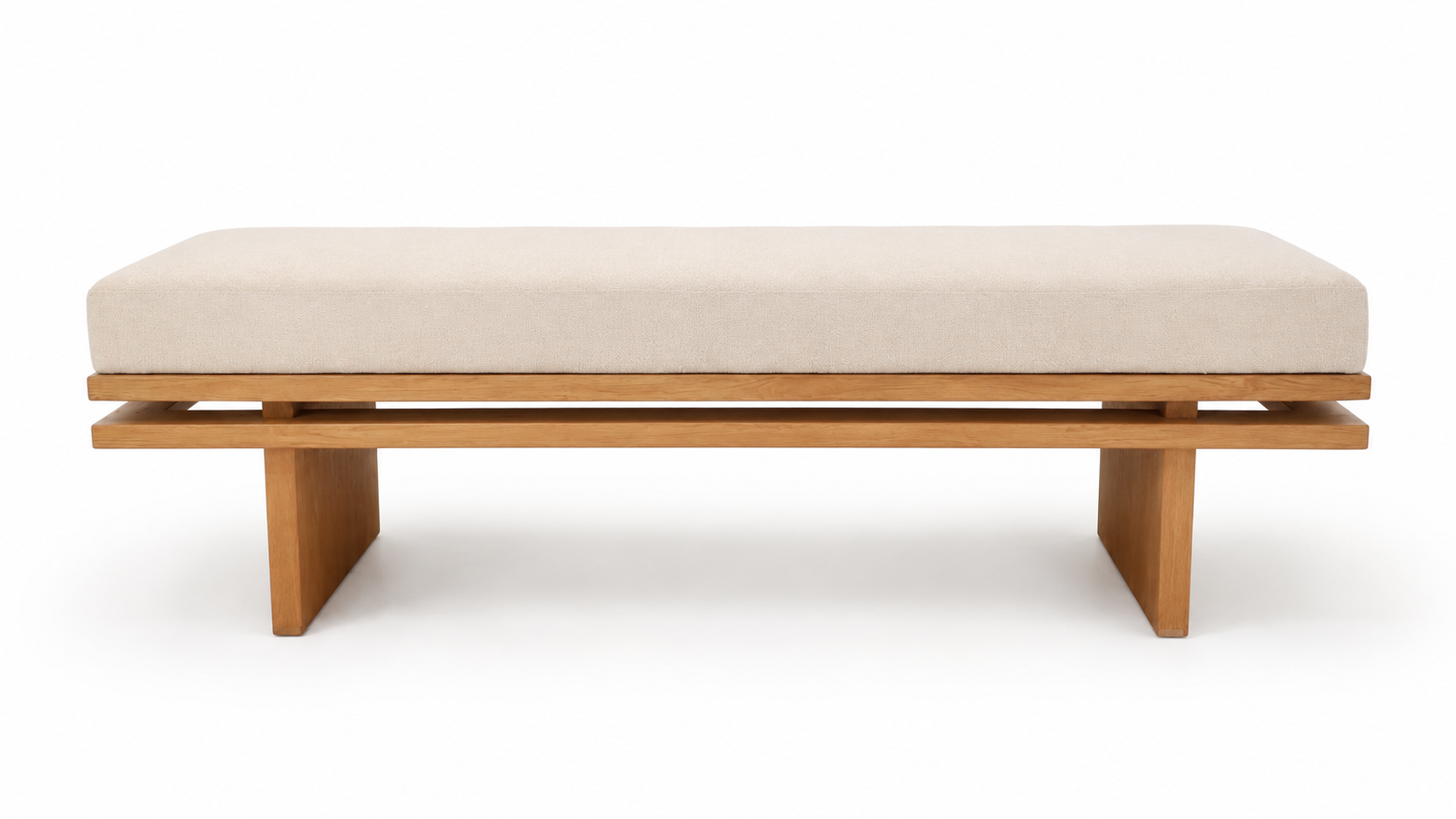 Banca Prisma de madera clara con cojín beige. Diseño moderno y minimalista para sala.