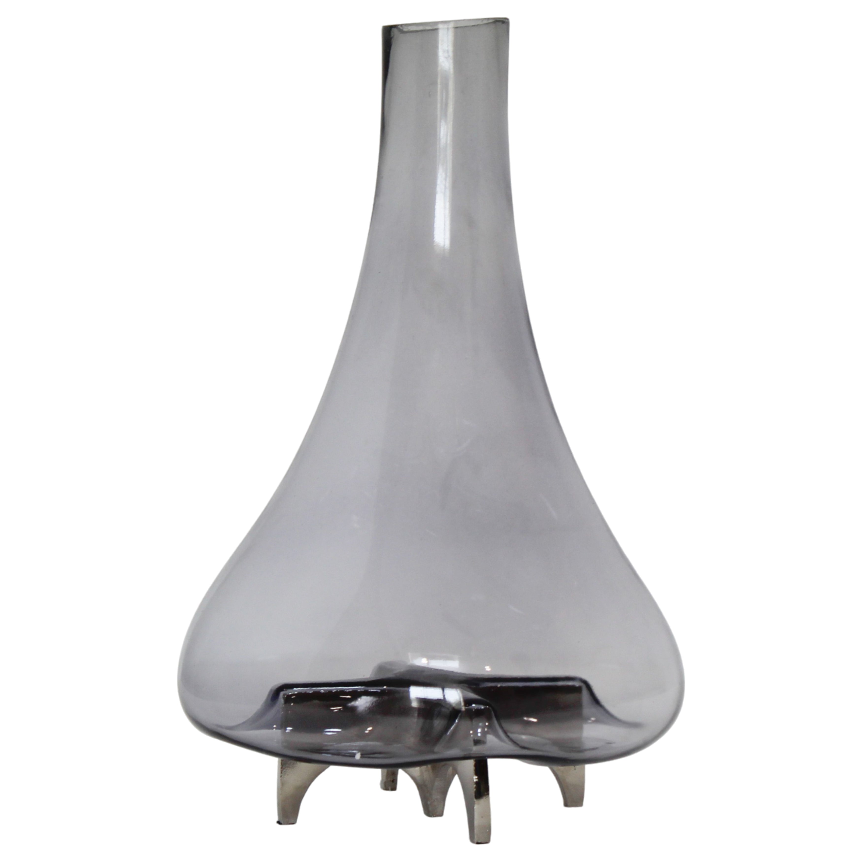 Jarrón gris translúcido con base plateada - Vilá Decoración - Muebles y decoración en Medellín y Colombia