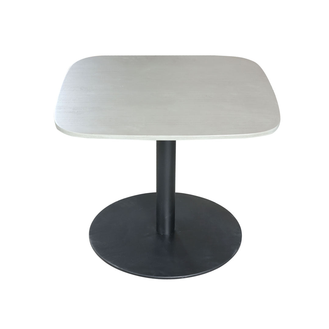 Mesa auxiliar blanca con base metálica negra - Vilá Decoración - Muebles y decoración en Medellín y Colombia