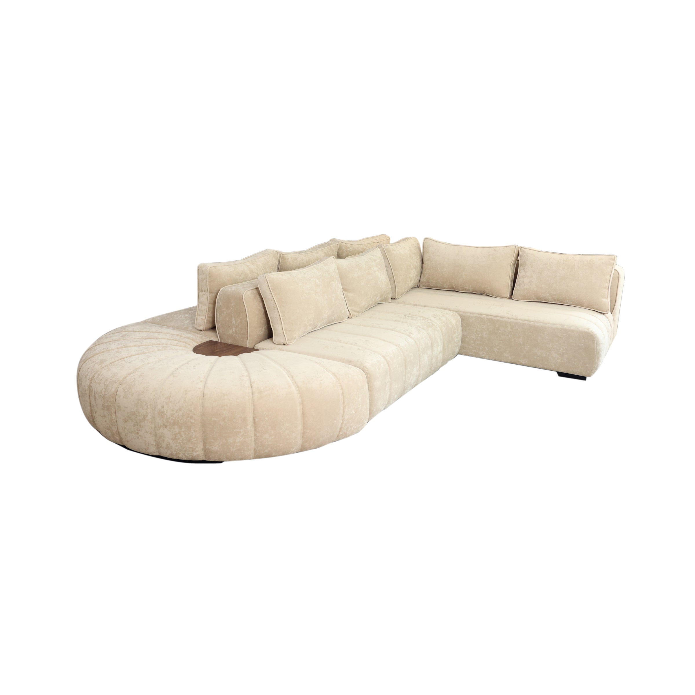 Sofá beige curvilíneo Monik para salas - Vilá Decoración - Muebles y decoración en Medellín y Colombia