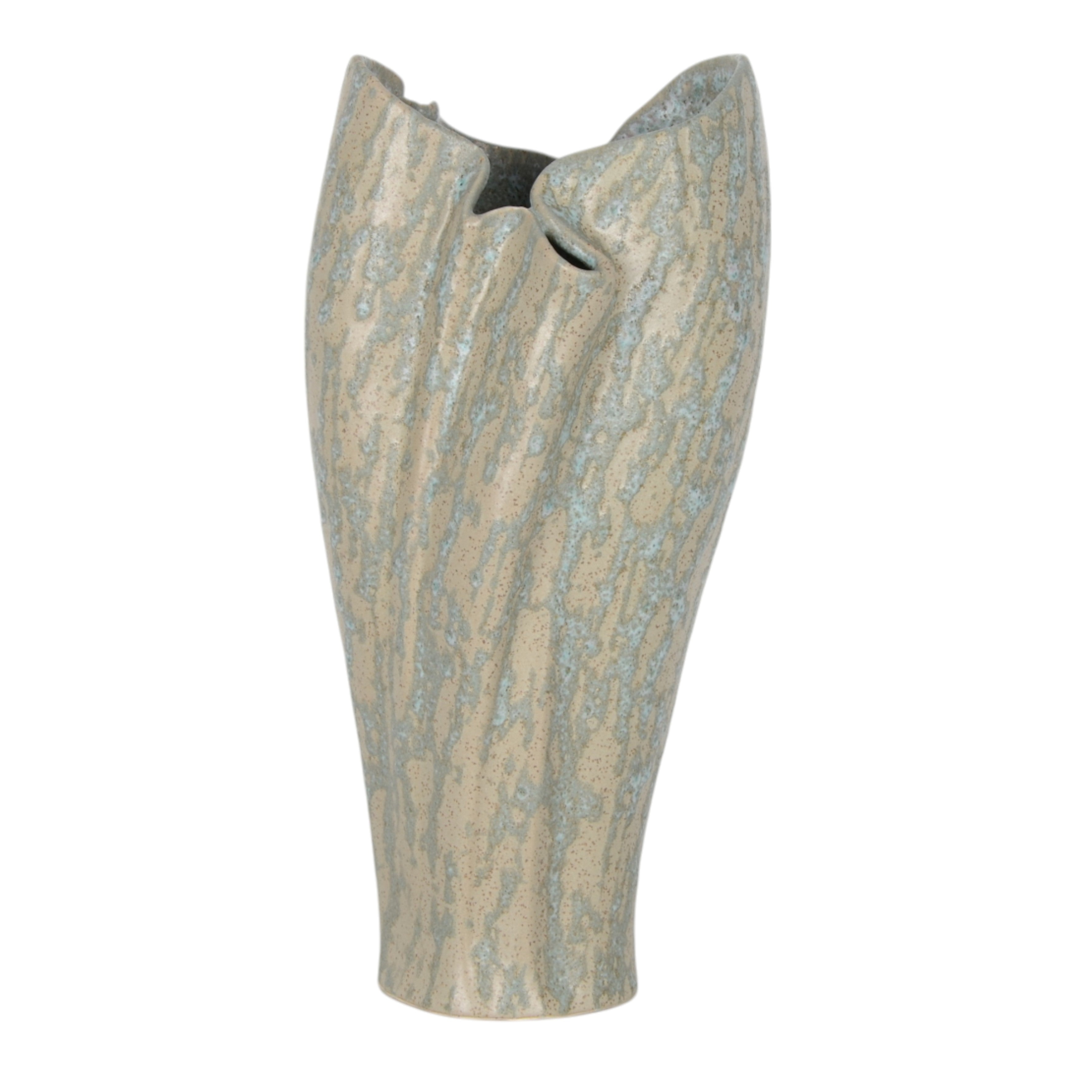 Jarrón decorativo grande de cerámica en tonos beige y azul, con textura rugosa y forma abstracta ondulada. Se muestra sobre fondo blanco.