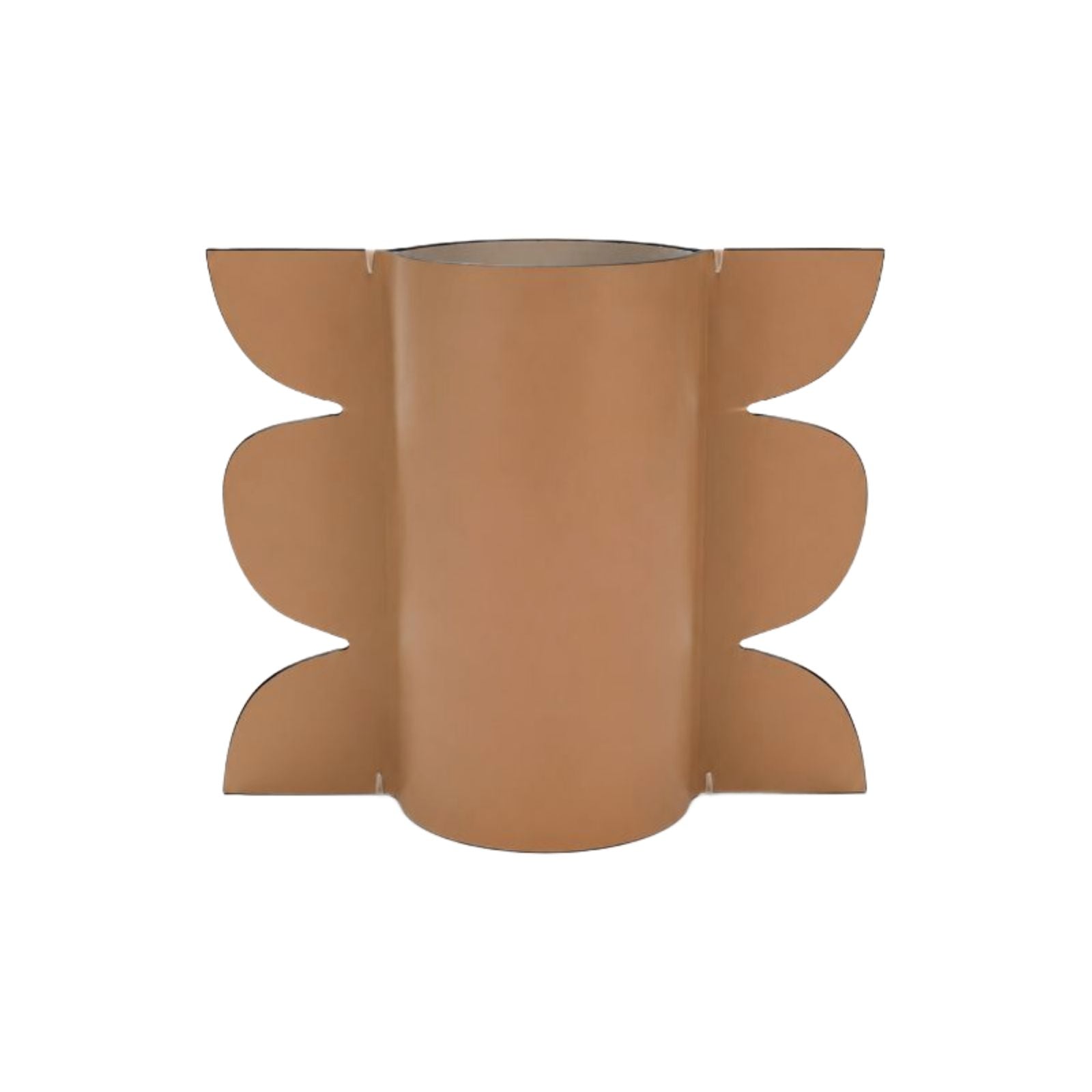 Jarrón decorativo moderno con ondas, color tierra claro, ideal para decoración de interiores.