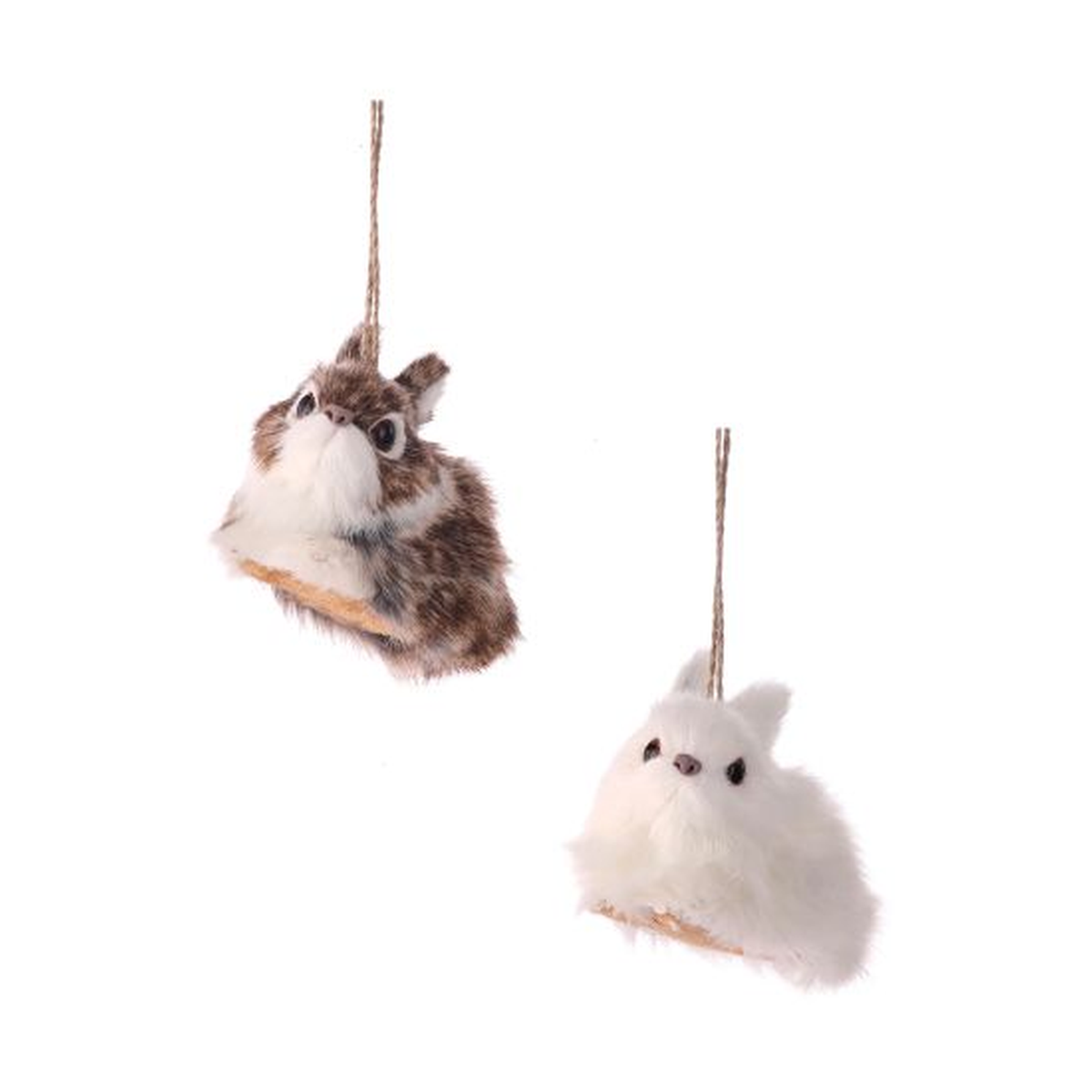 Dos adornos de conejitos colgantes con pelaje suave, uno beige/marrón y otro blanco, ambos con base
