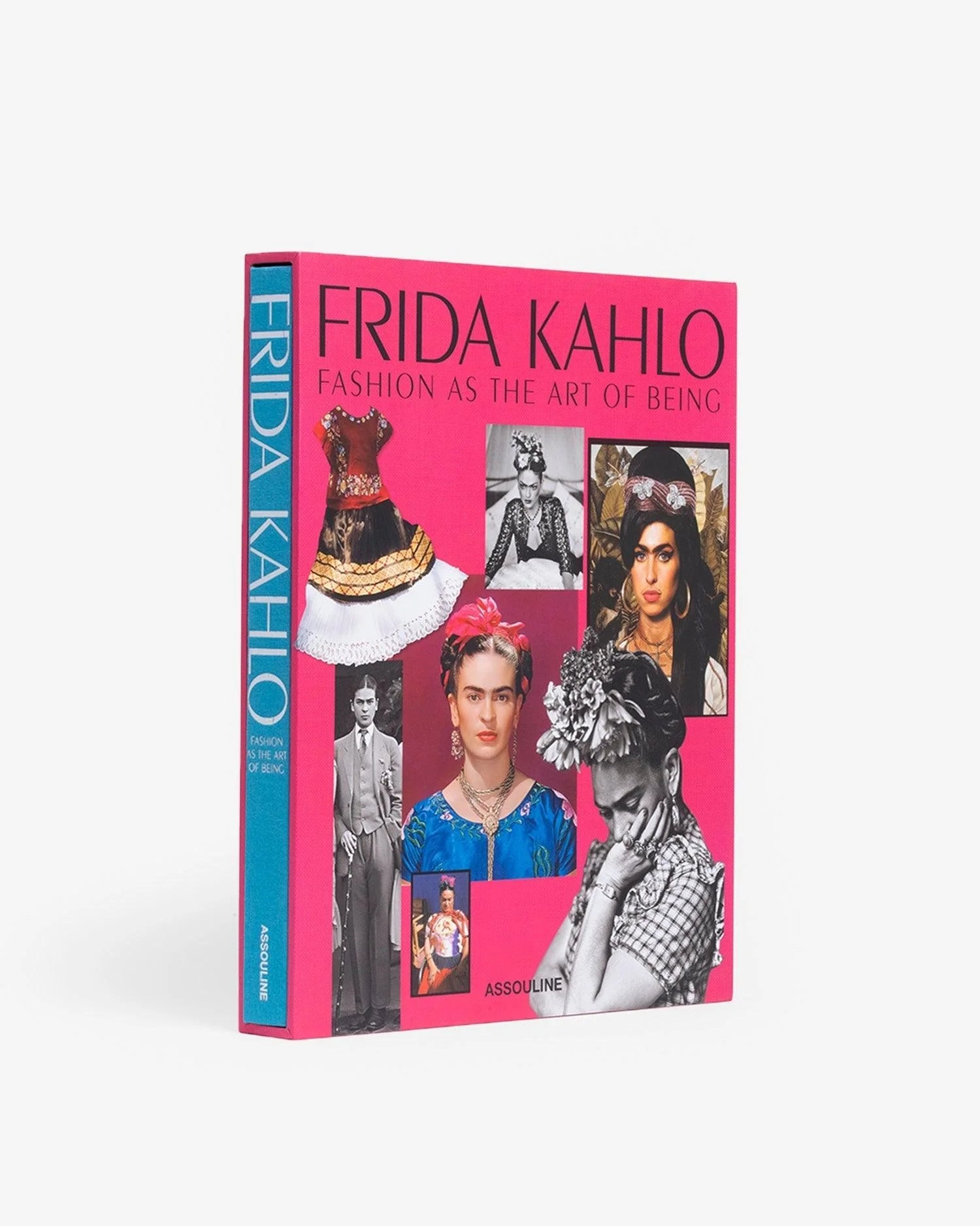 Libro decorativo Frida Kahlo Assouline, 'Fashion as the Art of Being', de tapa dura rosada.