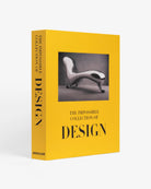 Libro decorativo Assouline de diseño de pie, con cubierta amarilla y elegante silla plateada.