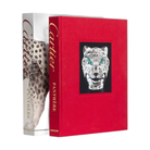 Libro de lujo Cartier Panthère rojo con joya de pantera esmeralda y diamantes, de la editorial Assouline, con estuche estampado.