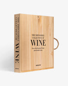 Caja de madera del libro Assouline The Impossible Collection of Wine, vista lateral con asa de cuerda.