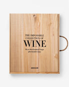 Caja de madera con el libro Assouline The Impossible Collection of Wine, vista frontal con el título.