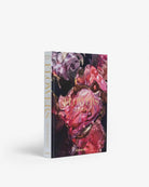Libro decorativo Assouline Flowers: Art & Bouquets de pie, mostrando lomo dorado y portada floral.