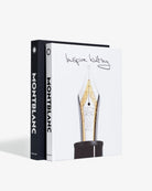 Libro de diseño Montblanc Inspire Writing con tapa blanca y plumín de oro detallado.