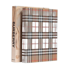 Set de libros decorativos Burberry: uno con logo y trench, otro con icónico estampado plaid.
