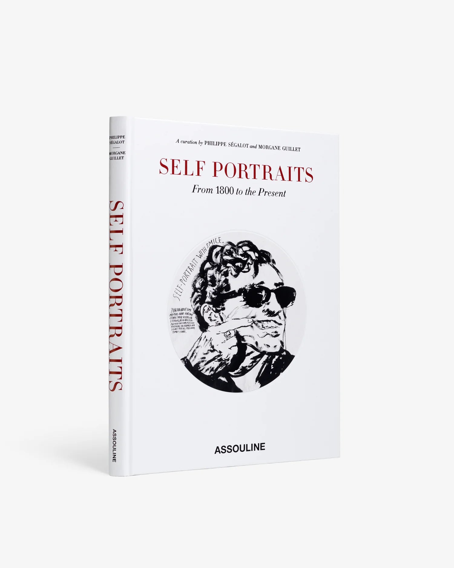 Libro de arte Self Portraits Assouline en estante, cubiertas blancas, detalles en rojo y negro.