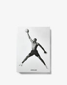 Portada detallada del libro de lujo Assouline Air Jordan con el legendario salto de Michael Jordan.