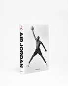 Libro decorativo Assouline Air Jordan Classic con Michael Jordan saltando, sobre fondo blanco.