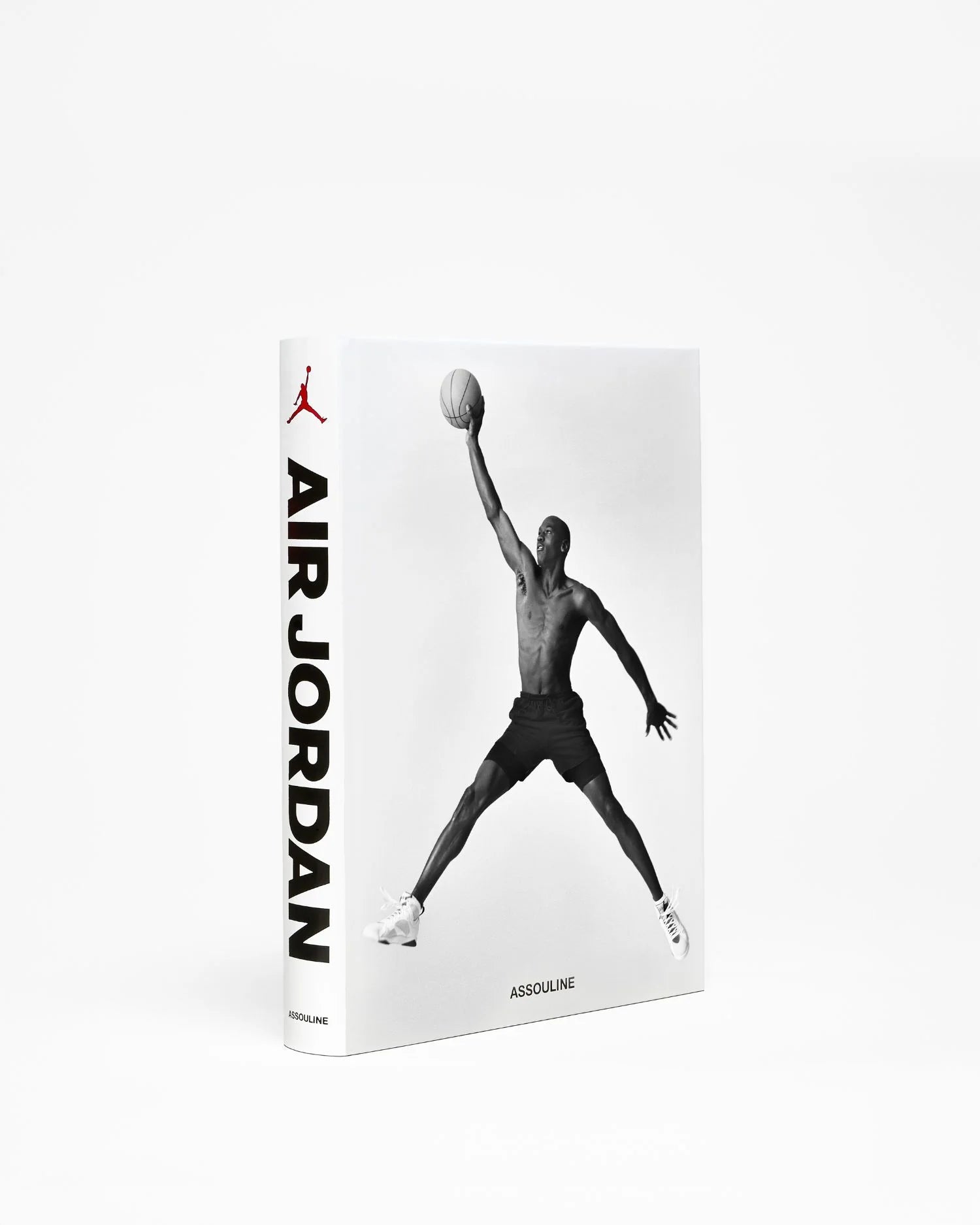 Libro decorativo Assouline Air Jordan Classic con Michael Jordan saltando, sobre fondo blanco.
