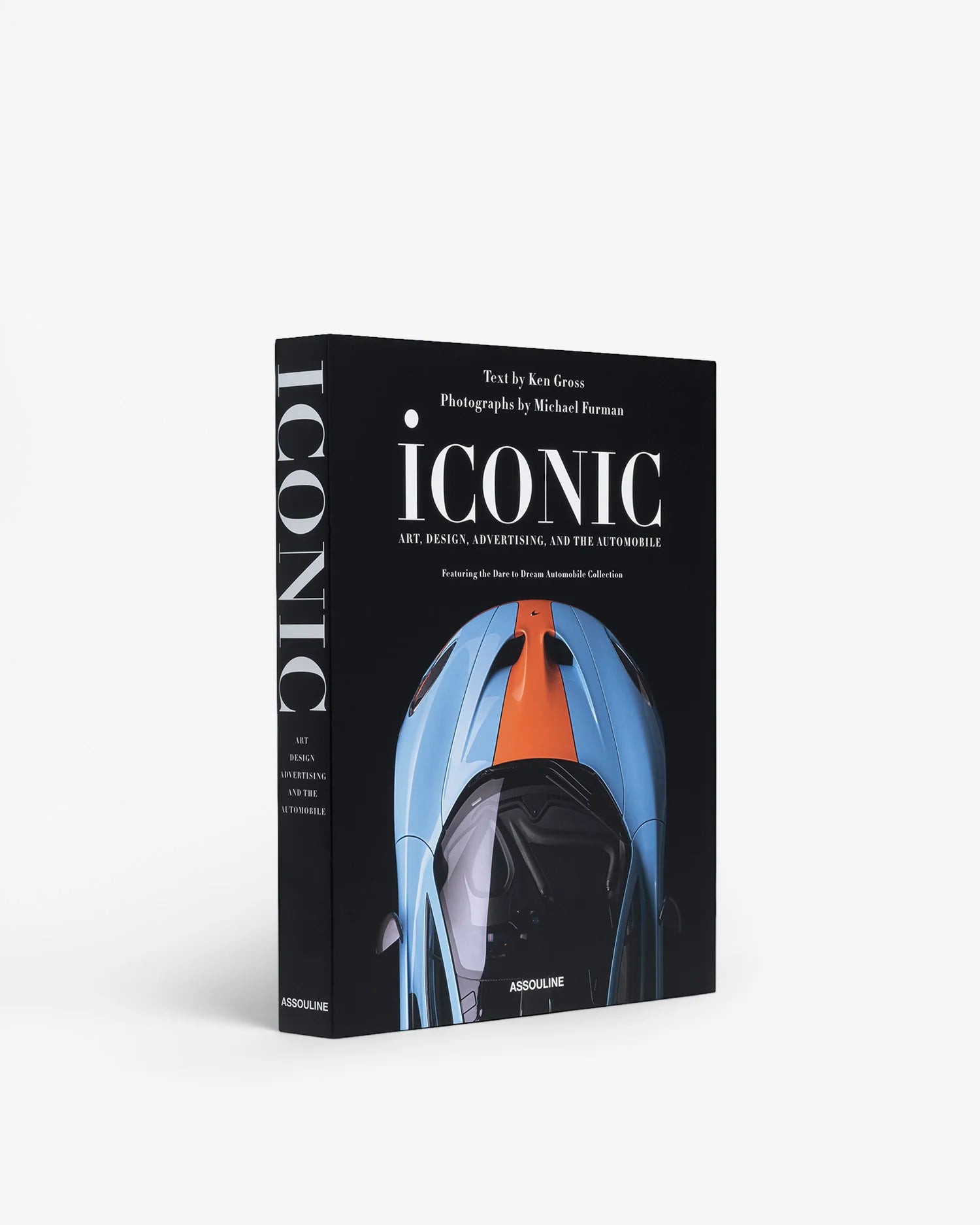 Libro decorativo Assouline Iconic de lujo, mostrando la portada con automóvil deportivo azul y naranja.