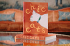 Libro de lujo Chic Cats de Assouline en mesa de centro elegante con reflejo, ambientación de sala.