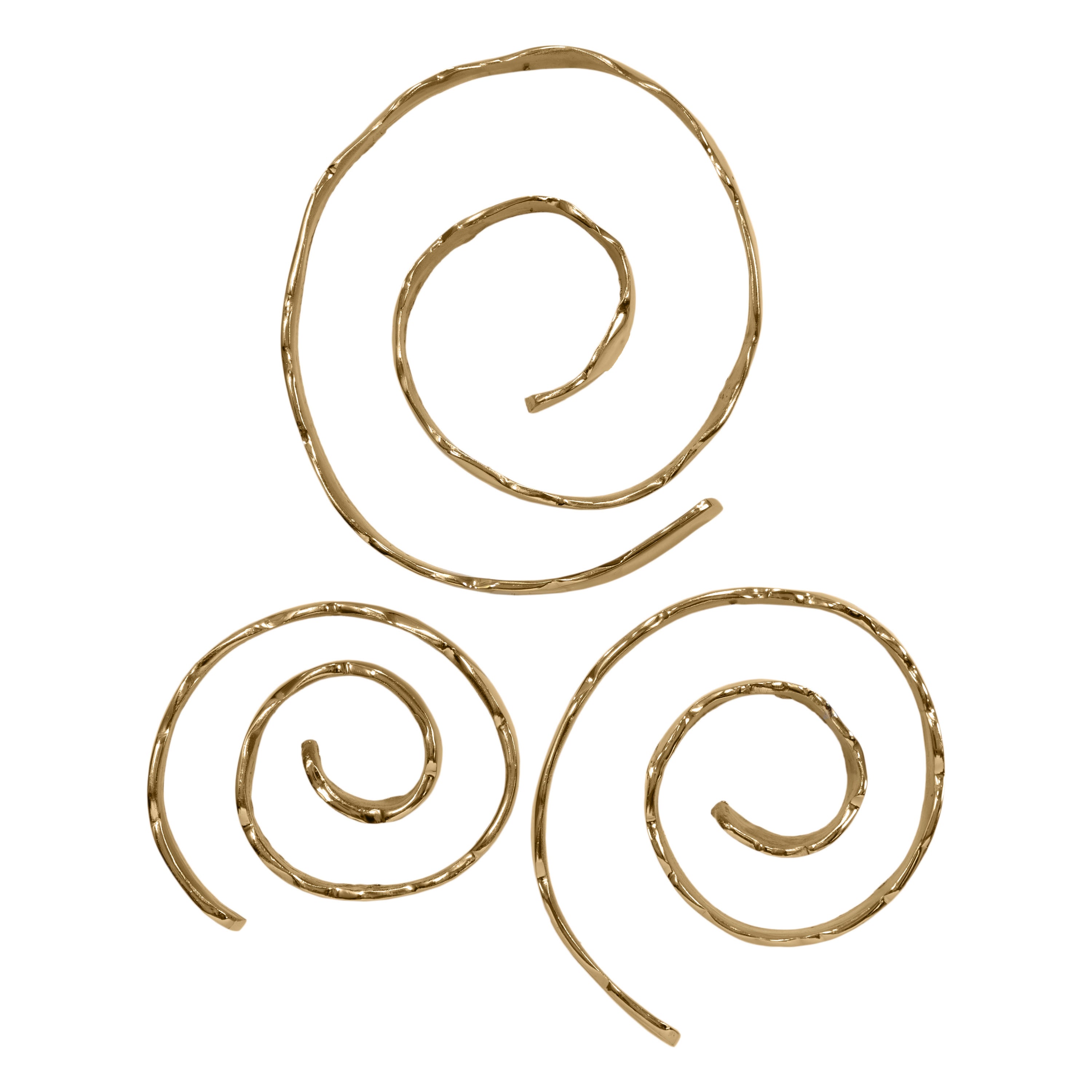 Aplique de pared dorado de Vilá Decoración con diseño de tres espirales de aluminio.