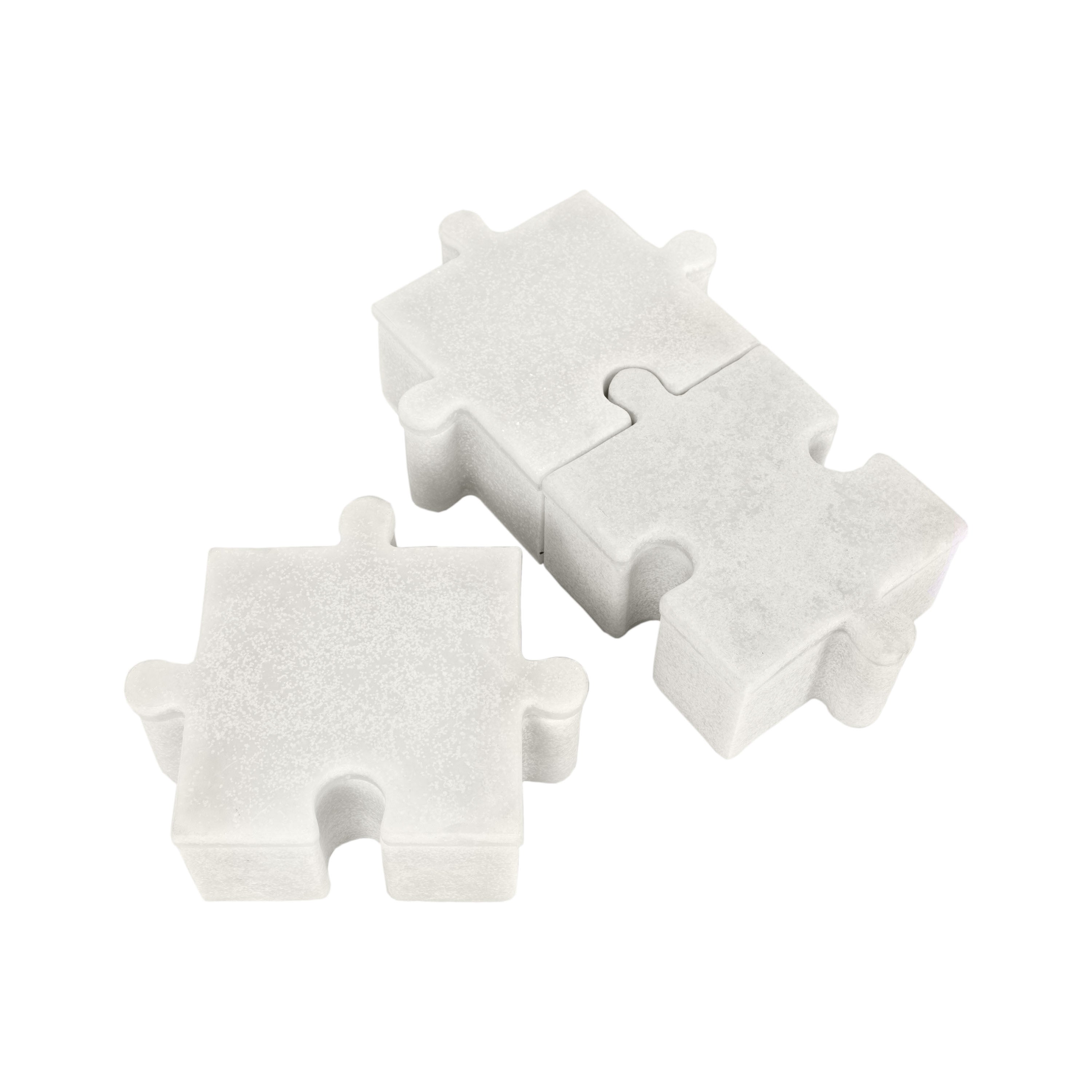 Cofre decorativo Vilá Decoración de color blanco, hecho de poliresina y arena de cuarzo, con forma de piezas de puzzle.