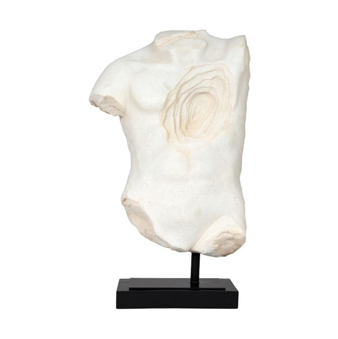 Escultura de torso en poliresina color crema sobre base de hierro negro, Vilá Decoración.