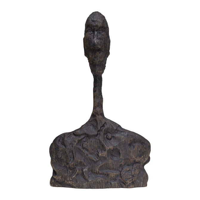 Escultura de Vilá Decoración en aluminio color oscuro, con figura de rostro sobre base texturizada.