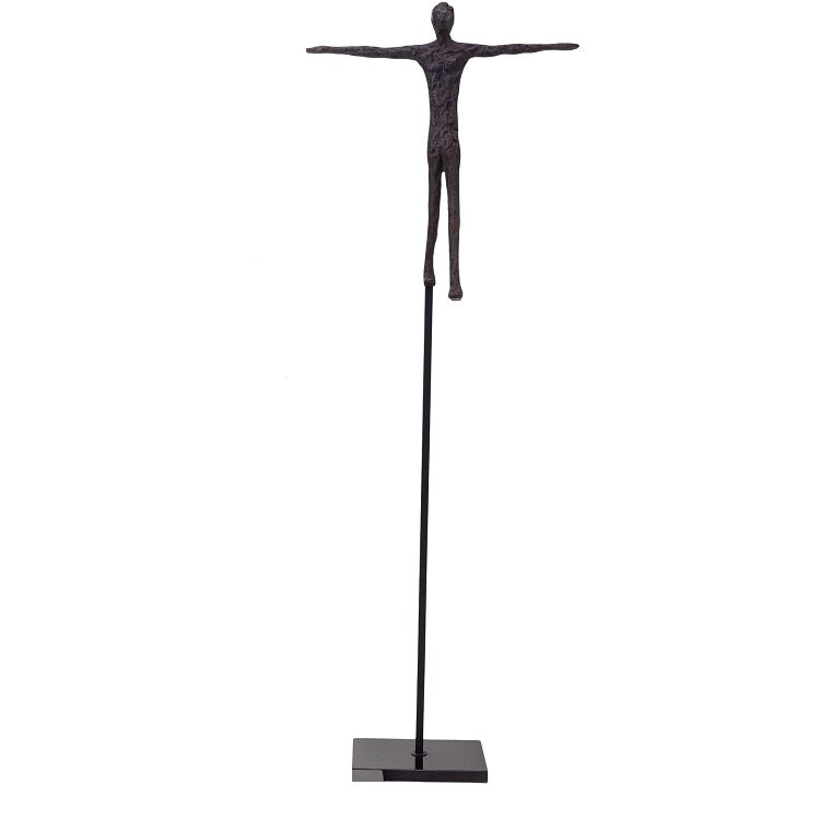Escultura de figura humana de Vilá Decoración en hierro color café sobre base negra.
