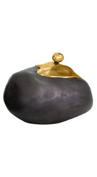 Cofre decorativo Vilá Decoración en color gris oscuro con tapa dorada de aluminio.