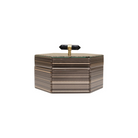 Cofre decorativo Vilá Decoración con tapa de vidrio y base resistente con detalles en resina.