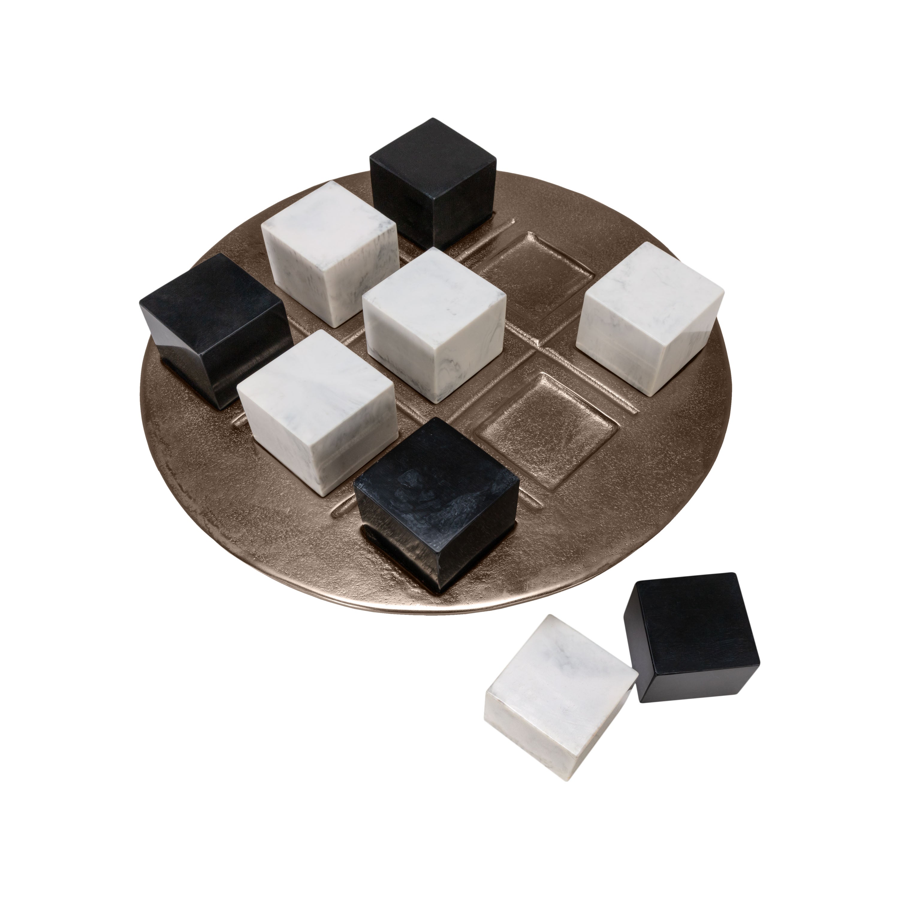 Juego de tres en raya decorativo de Vilá Decoración con base de aluminio color bronce y piezas cúbicas en blanco y negro.