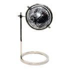 Globo decorativo de lujo en negro y plata con soporte metálico cromado, vista frontal.