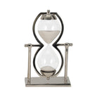 Reloj de arena metálico con arena blanca fluyendo, detalle de diseño elegante para el hogar.