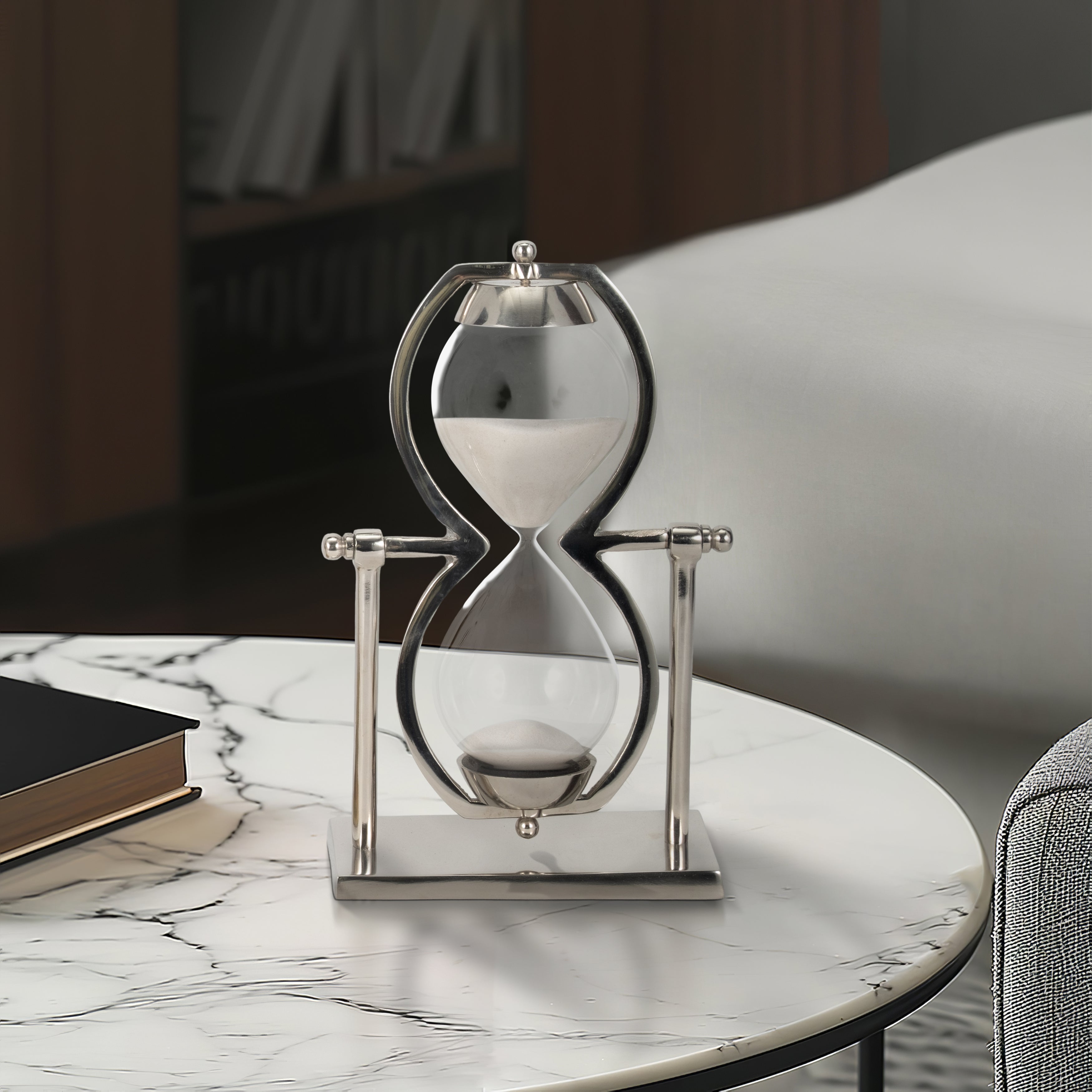 Reloj de arena de lujo en ambiente de sala moderna, sobre mesa de mármol, pieza central decorativa.