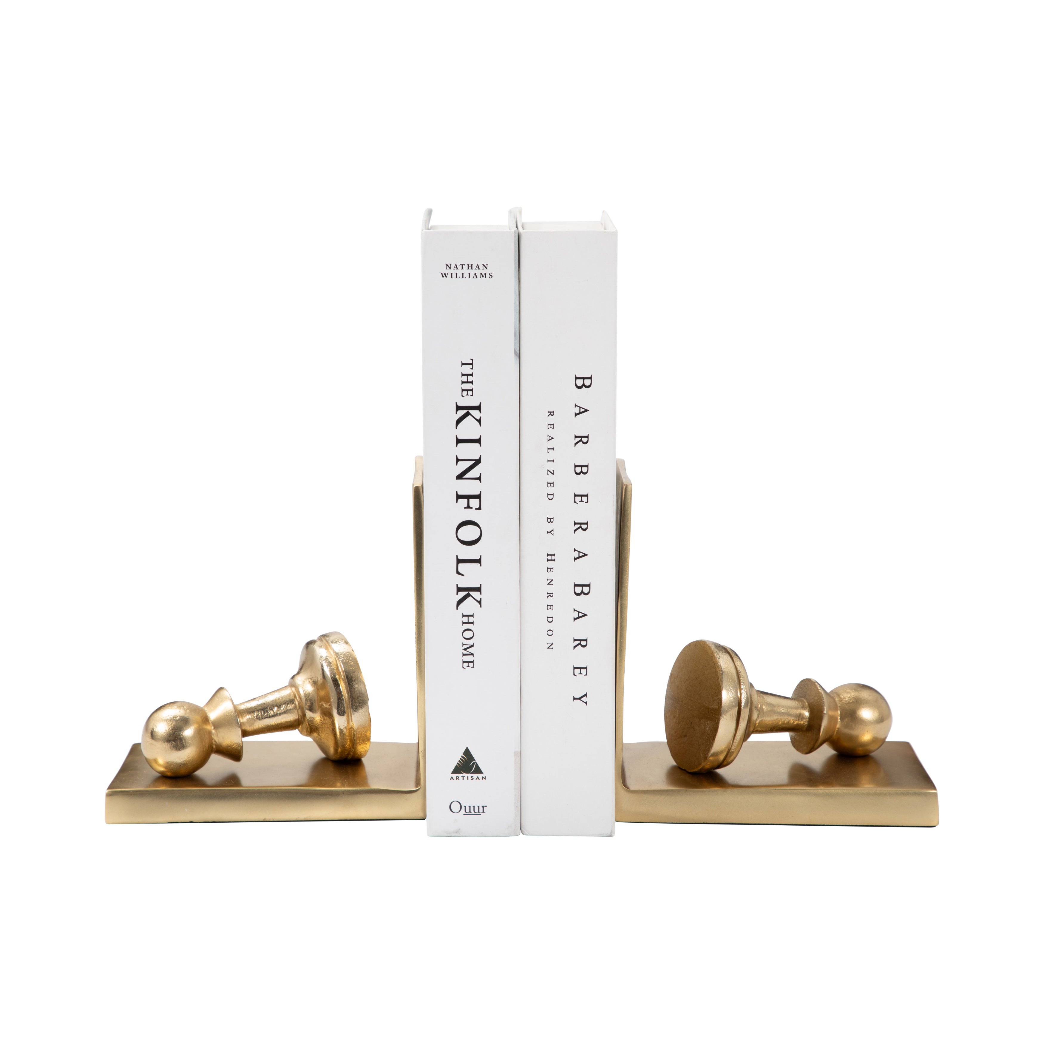 Sujetalibros decorativos de peón dorado sosteniendo libros blancos, añadiendo lujo a la estantería.