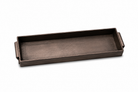 Bandeja rectangular larga de metal oscuro con asas laterales, vista superior.
