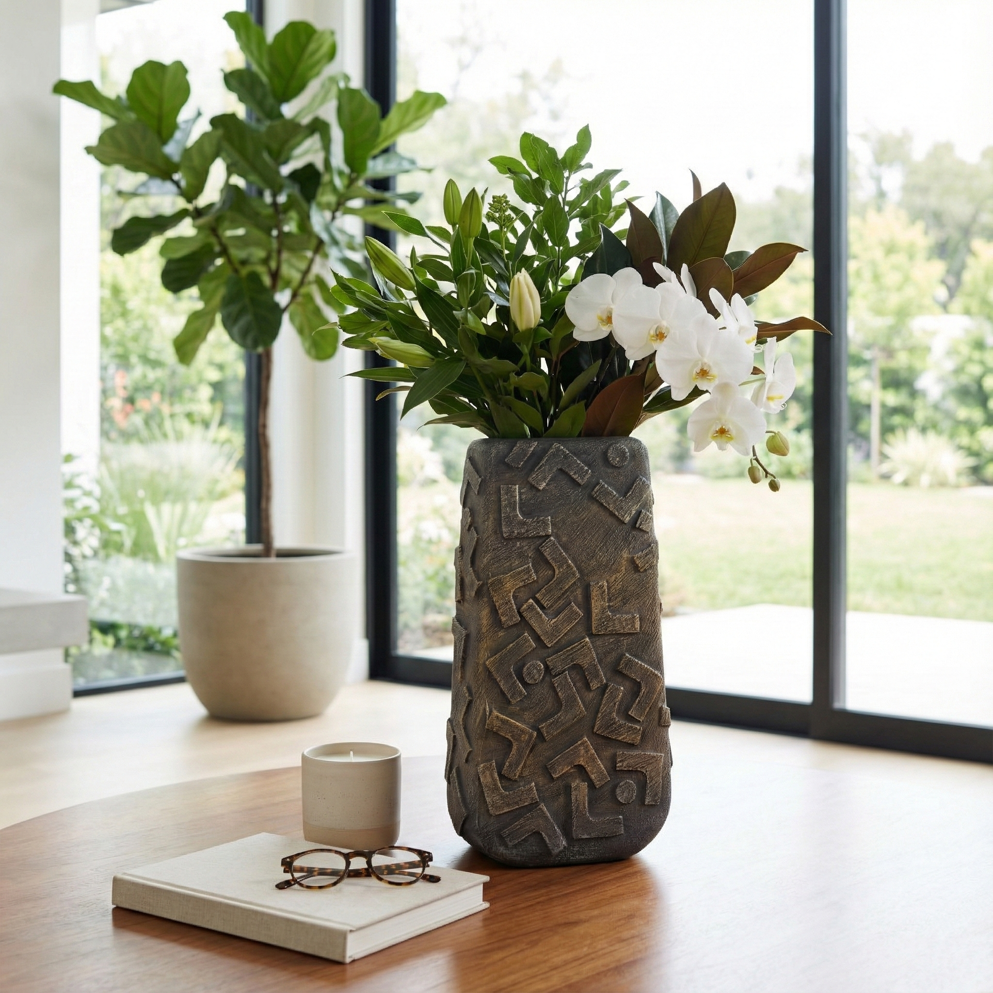 Jarrón de lujo con orquídeas blancas en ambiente moderno y elegante de sala de estar.
