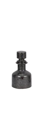 Botella decorativa pequeña de diseño moderno, color oscuro con acabado brillante y tapón.