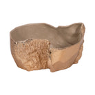 Bowl decorativo dorado texturizado con interior beige, un objeto de arte elegante.