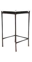 Mesa auxiliar cuadrada de metal oscuro con superficie superior lisa, diseño moderno y patas elegantes.