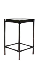 Mesa auxiliar cuadrada de metal oscuro con sobre texturizado, diseño elegante y moderno para sala.
