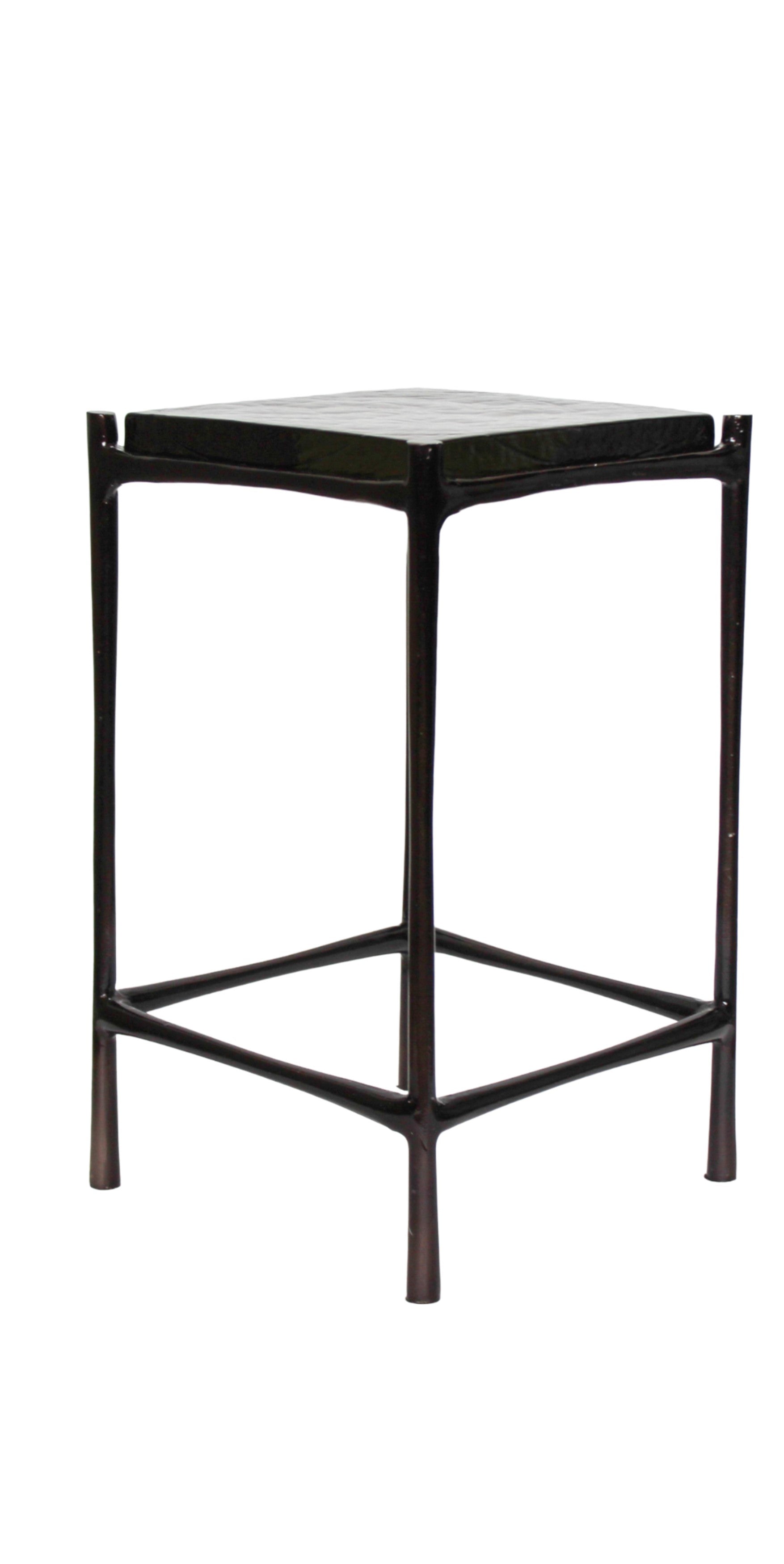Mesa auxiliar cuadrada de metal oscuro con sobre texturizado, diseño elegante y moderno para sala.