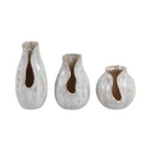 Set de 3 jarrones decorativos perlados blancos en cerámica con diseño orgánico y apertura frontal.