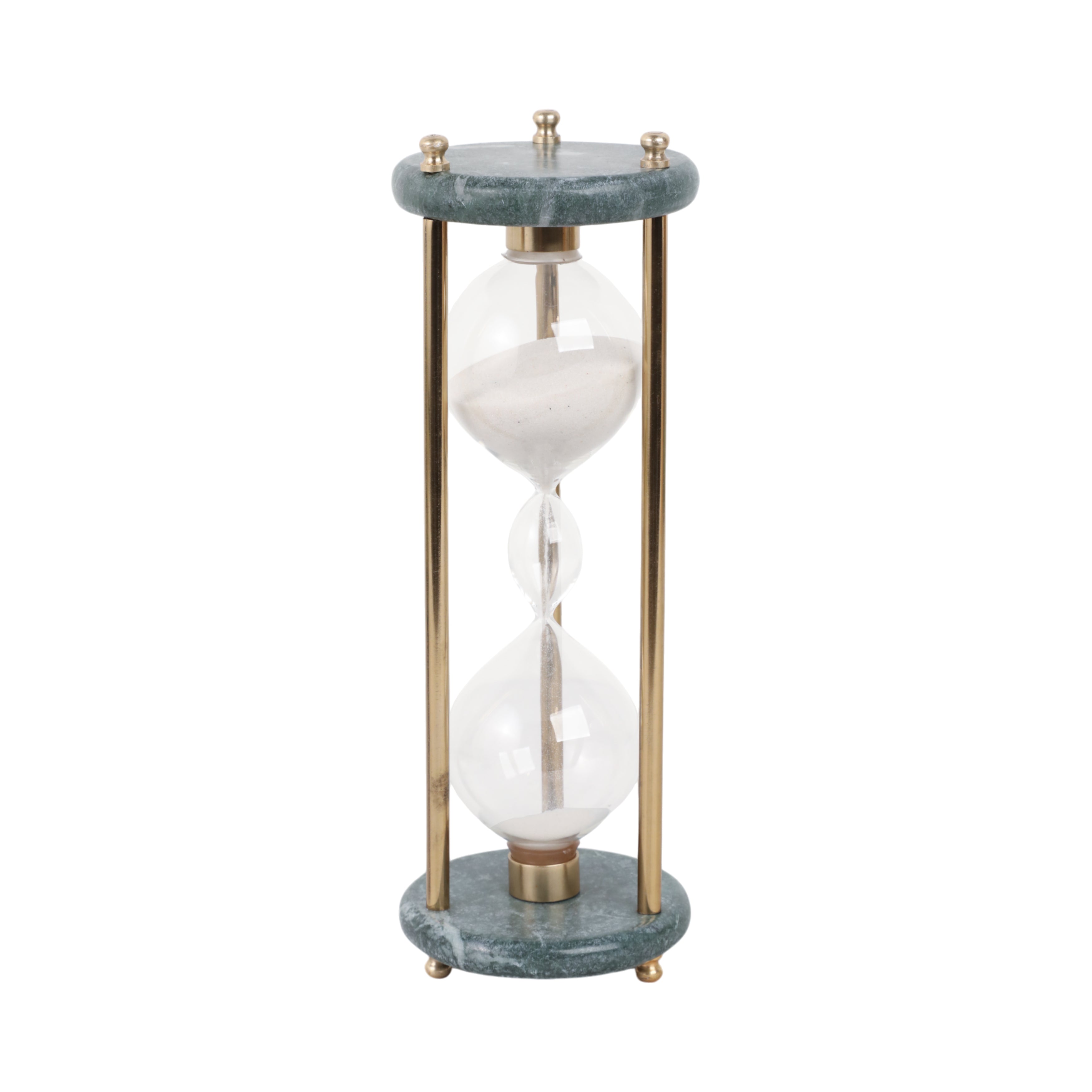 Reloj de arena de lujo con bases de mármol verde y pilares de latón, mostrando la arena blanca fluyendo.
