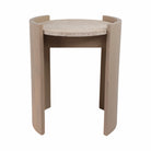 Mesa auxiliar de diseño minimalista con base curva de madera clara y tope redondo de piedra natural texturizada.