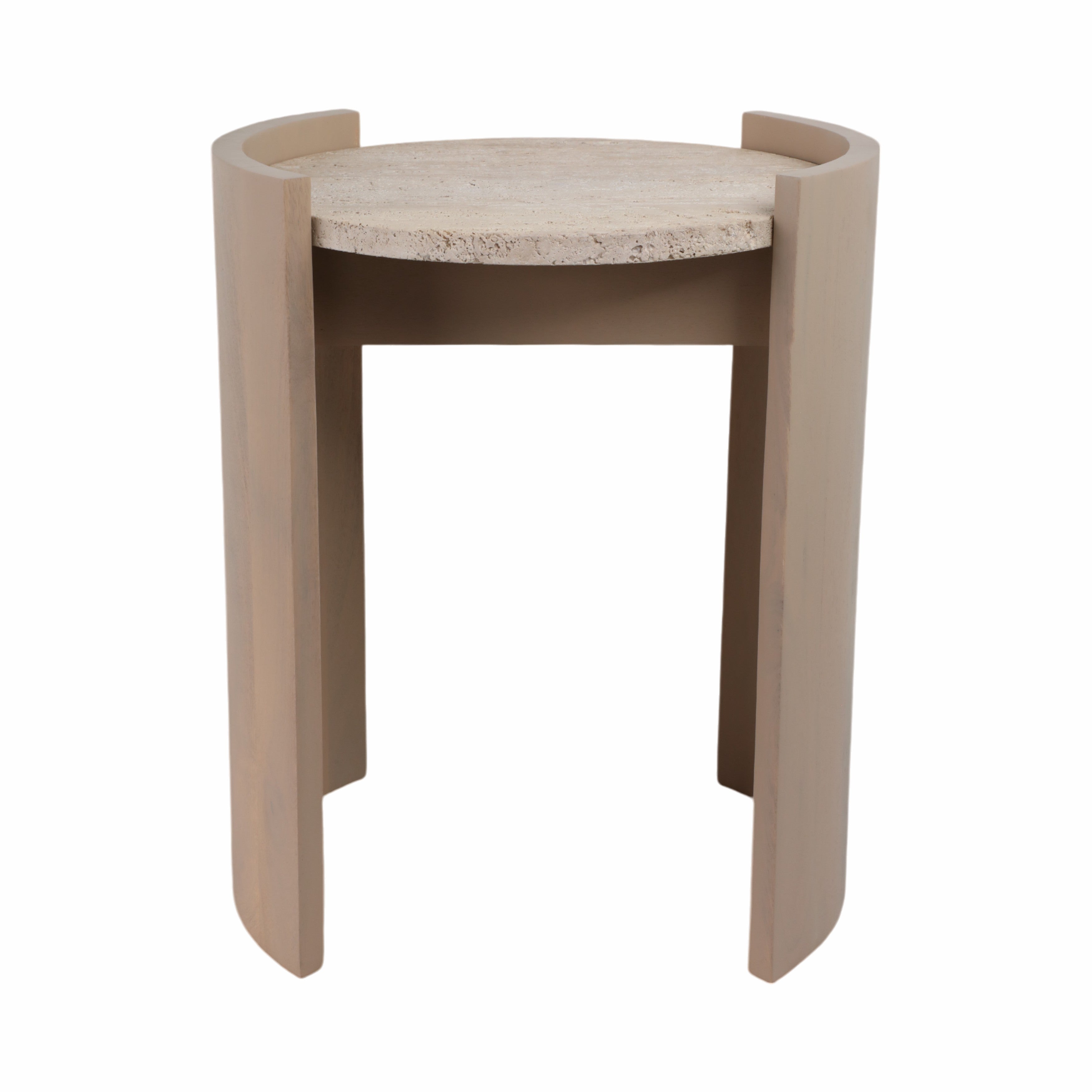 Mesa auxiliar de diseño minimalista con base curva de madera clara y tope redondo de piedra natural texturizada.