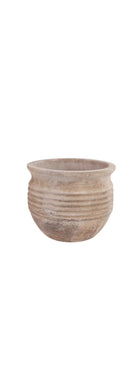 Matero decorativo mediano de cerámica rústica con textura acanalada y acabado envejecido, ideal para interiores y exteriores.