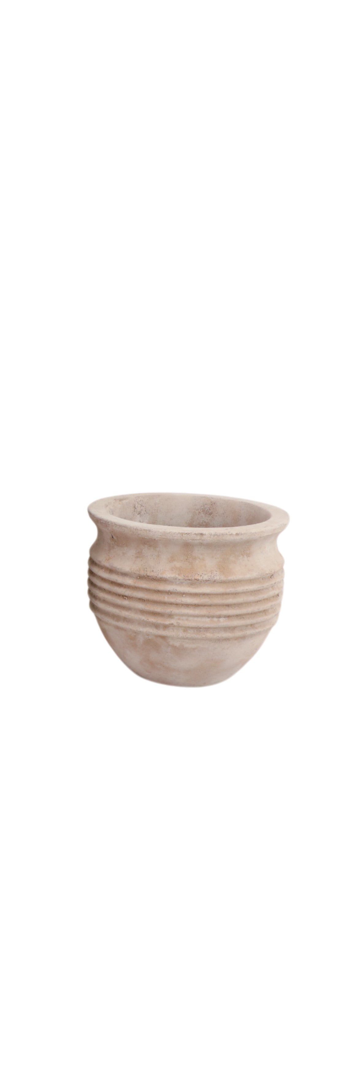 Matero decorativo estriado color neutro para plantas de interior en un ambiente de lujo