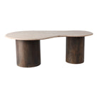 Mesa de centro de diseño orgánico con tablero de piedra clara y dos bases cilíndricas de madera oscura.